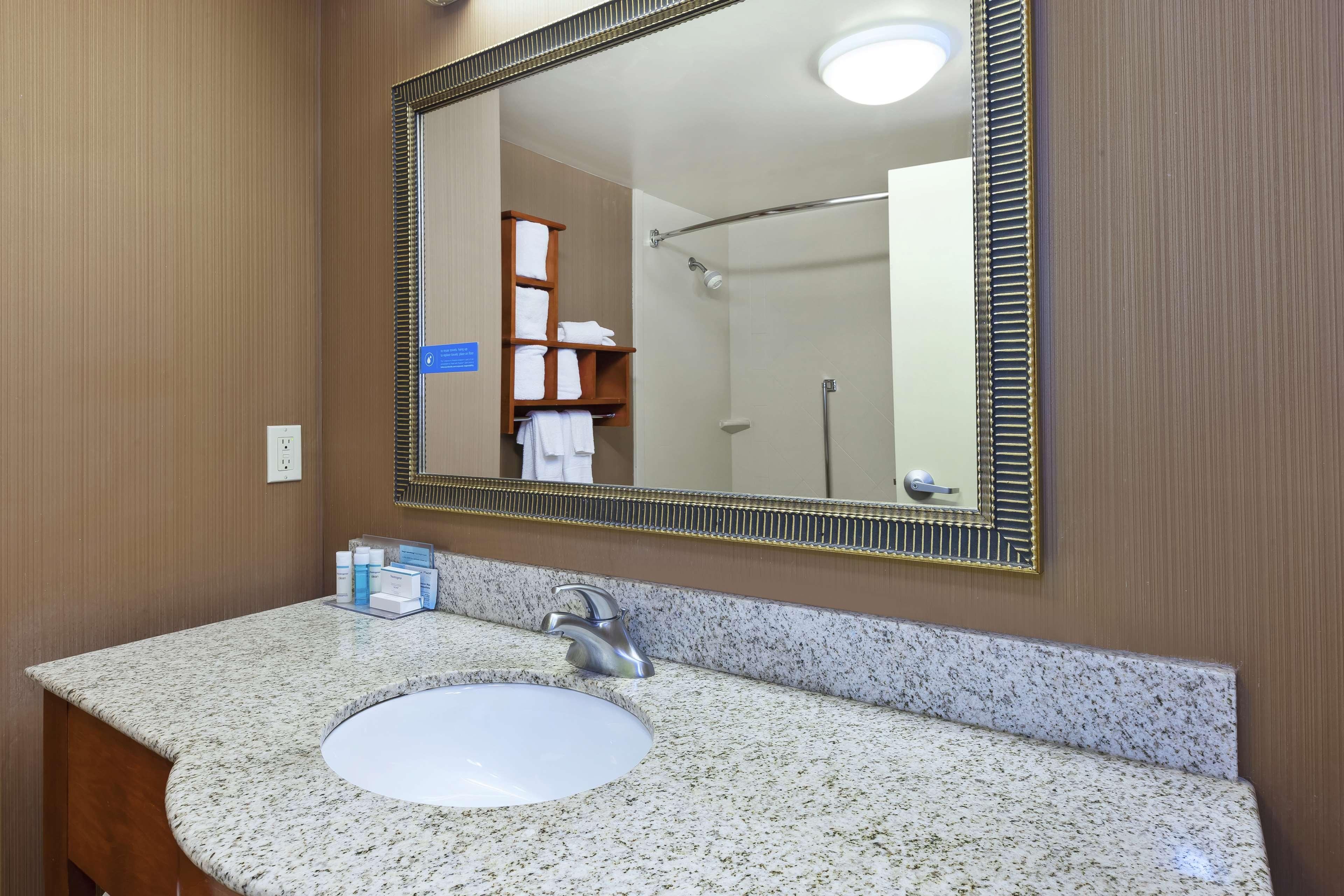 Hampton Inn & Suites Grand Rapids-Airport 28Th St Cascade Екстериор снимка