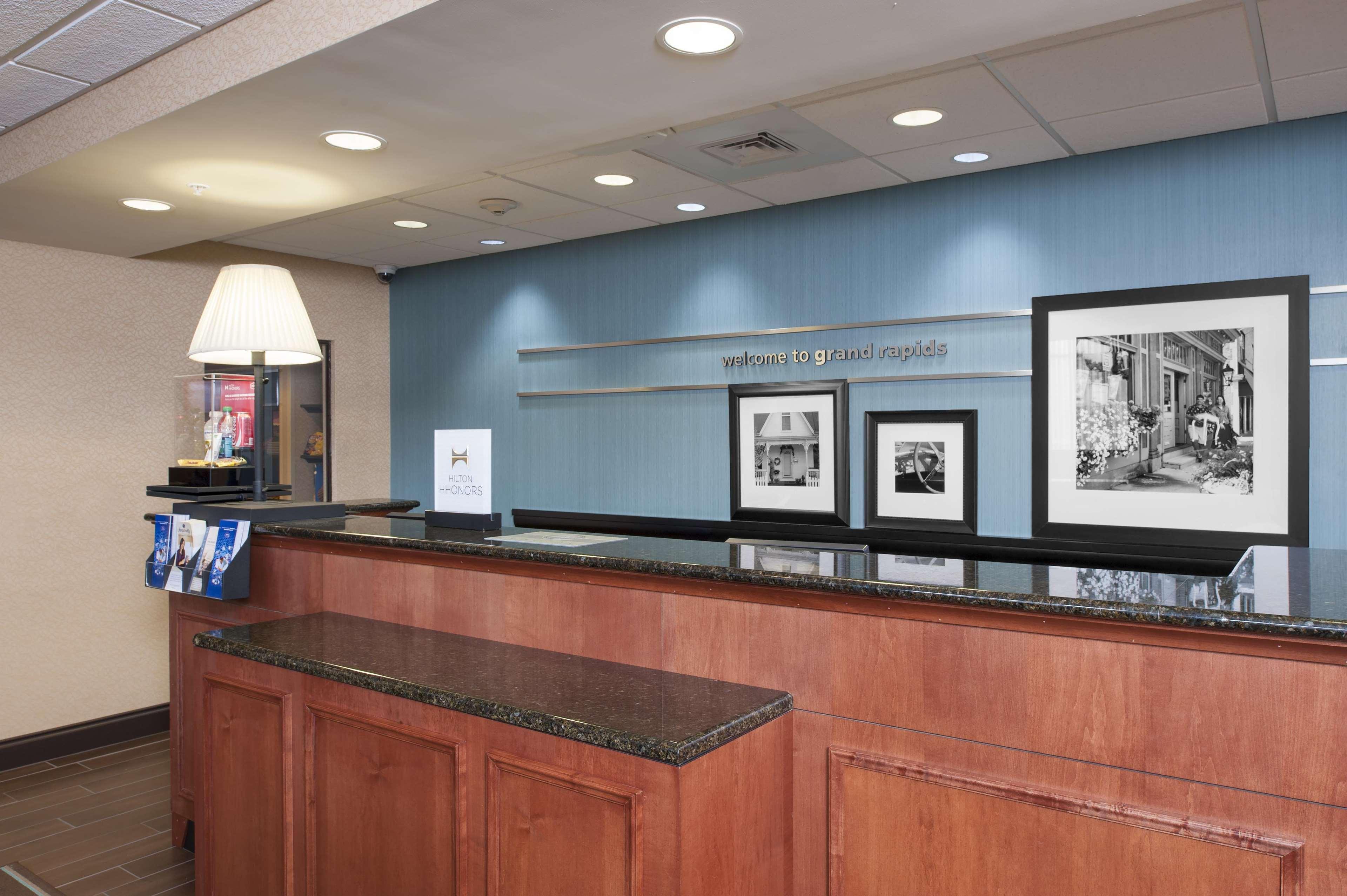 Hampton Inn & Suites Grand Rapids-Airport 28Th St Cascade Екстериор снимка