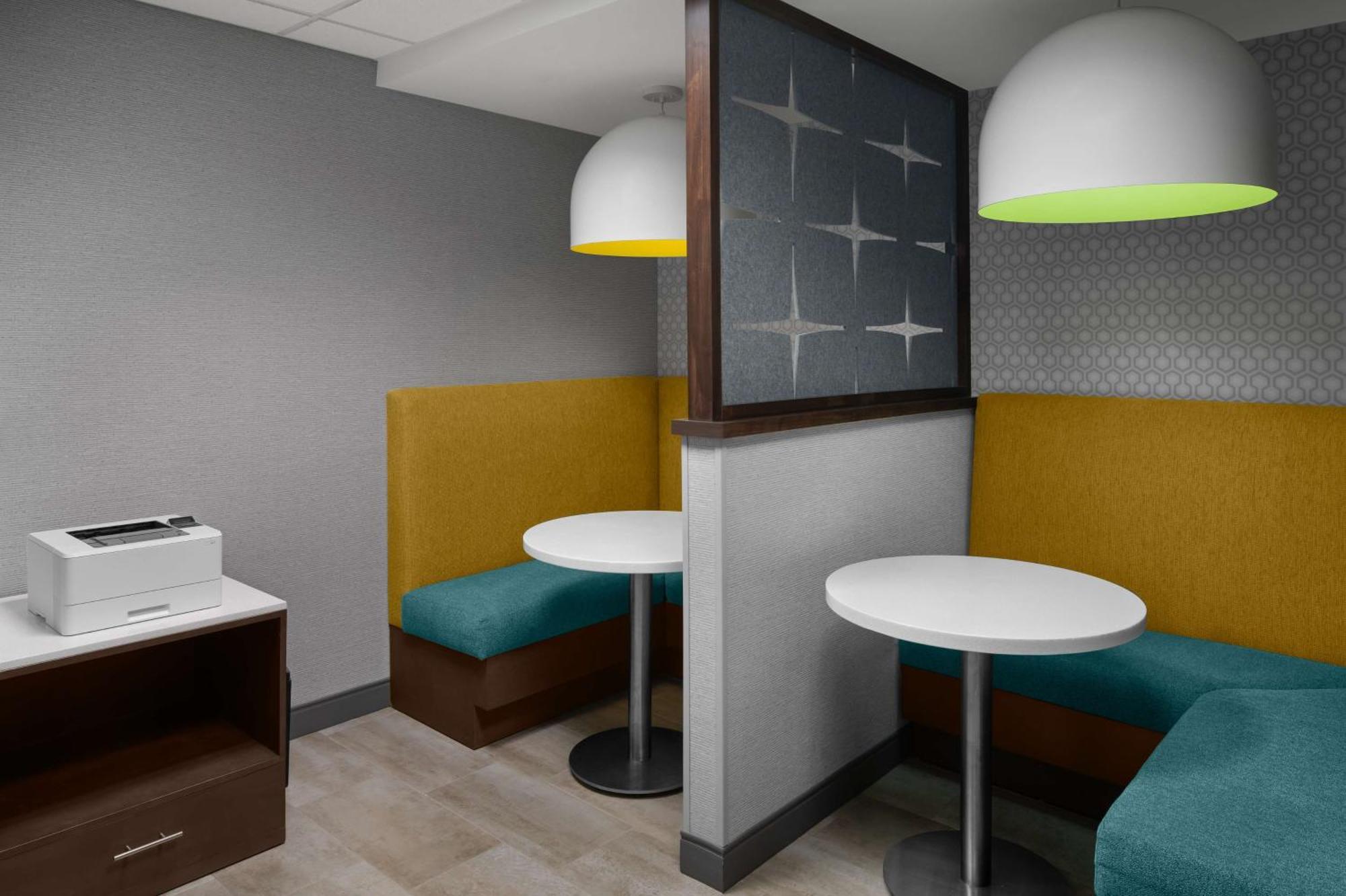 Hampton Inn & Suites Grand Rapids-Airport 28Th St Cascade Екстериор снимка
