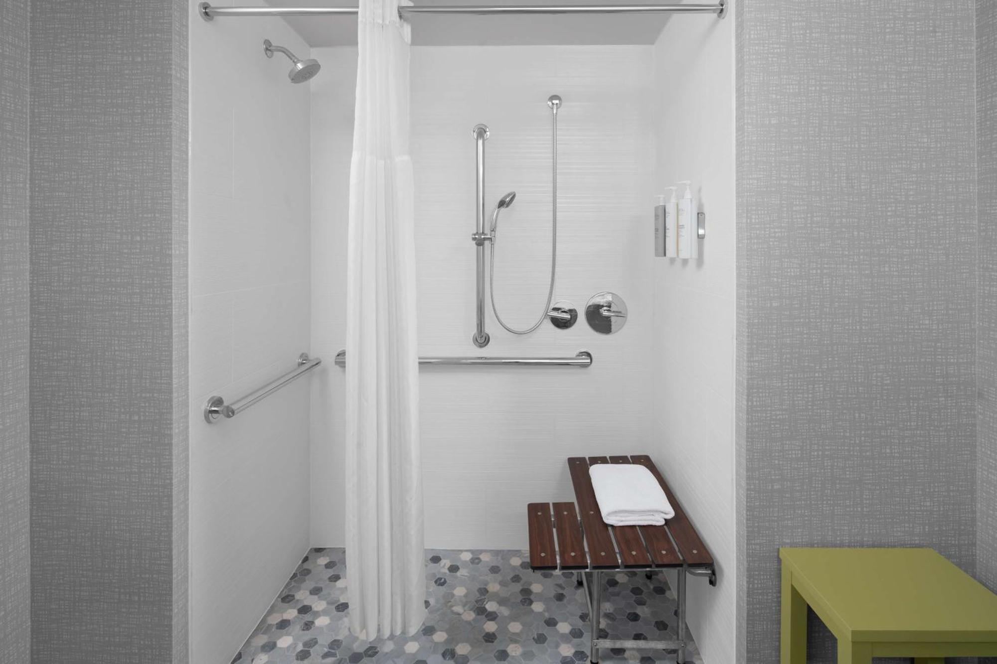 Hampton Inn & Suites Grand Rapids-Airport 28Th St Cascade Екстериор снимка